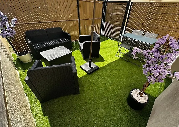 Апартаменты F2, Near